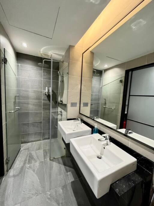 #221 M101 Dang Wangi Klcc View Pool By Livin Hotel Kuala Lumpur Exterior photo